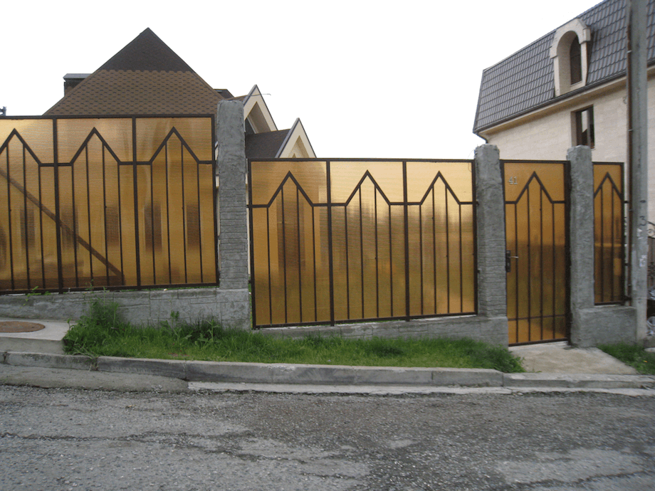 Саратов куплю забор. Красивый забор. Красивый фасадный забор. Красивый забор из поликарбоната. Комбинированные заборы с поликарбонатом.